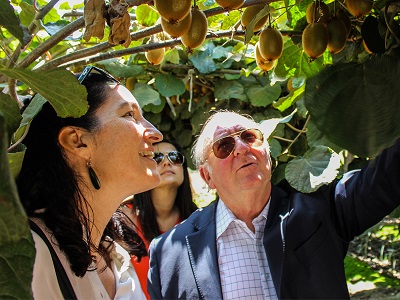 Embajadora de Nueva Zelandia conoce industria frutícola 