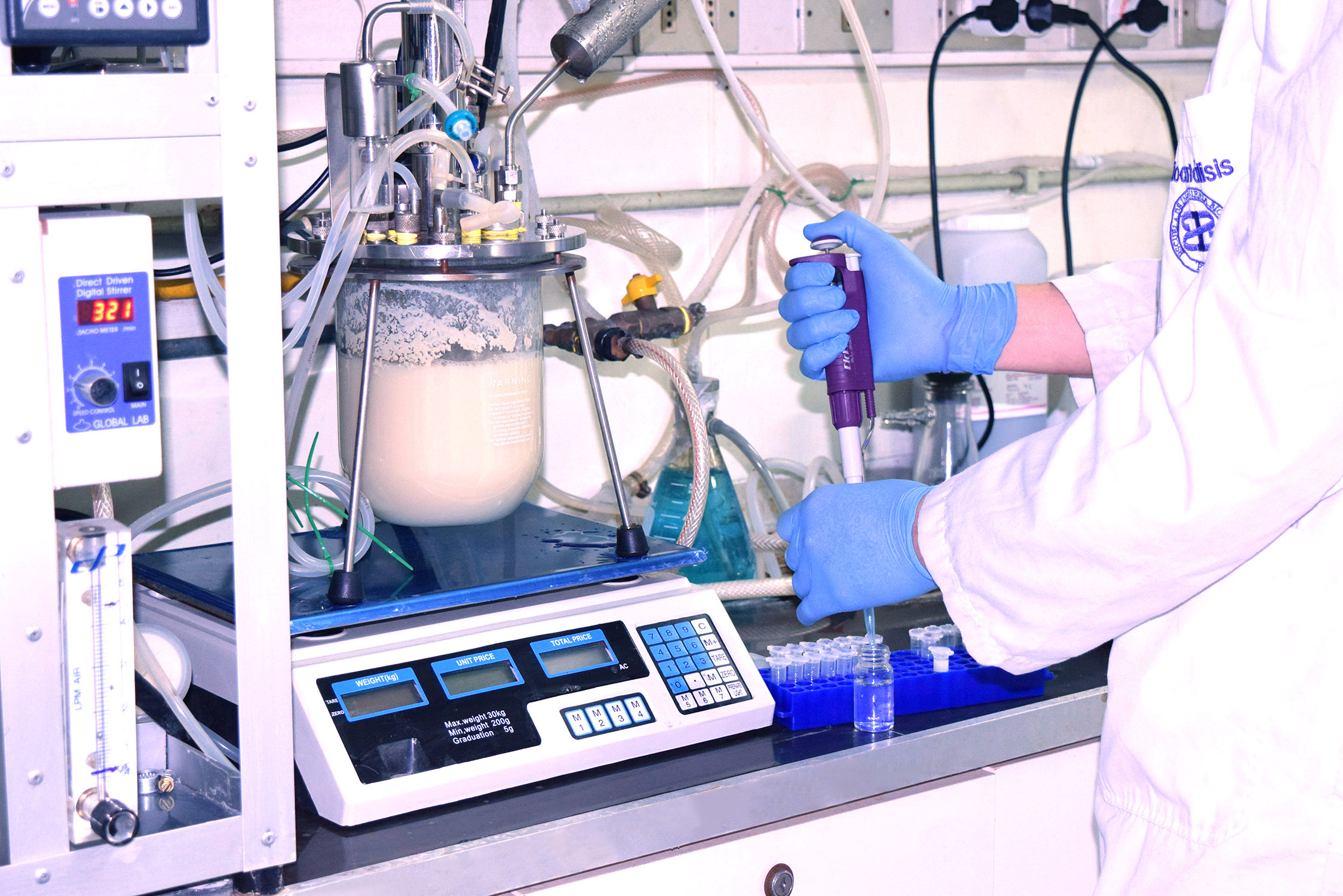 Científicos de la PUCV desarrollan prebióticos derivados de lactosa para la industria láctea