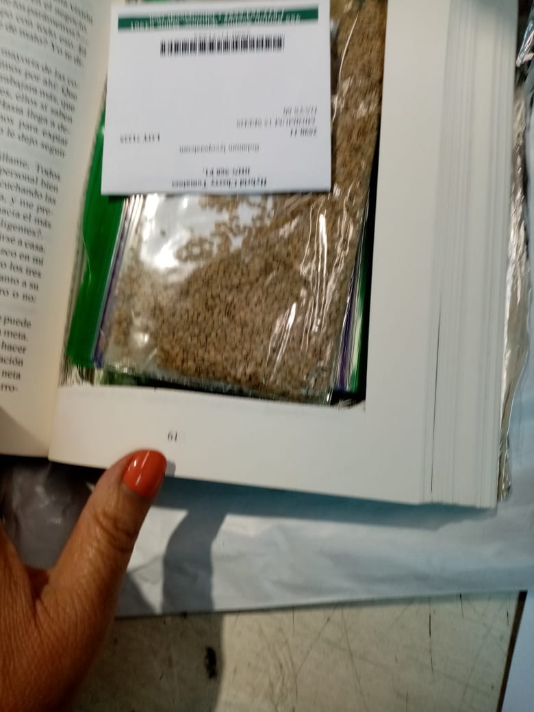 SAG intercepta semillas que venían ocultas en un libro