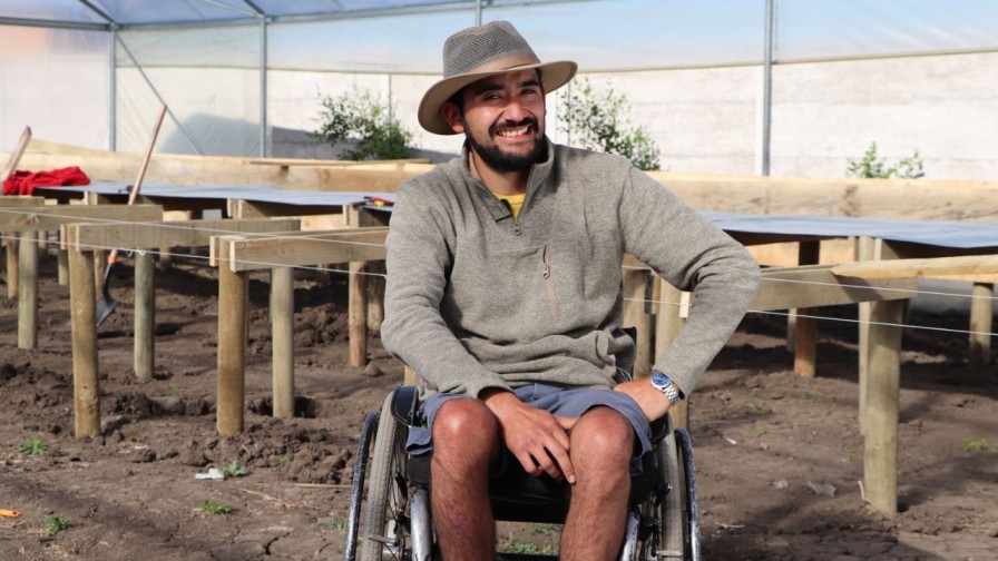 Emprendedor agrícola desarrolla innovadora silla de ruedas para el trabajo en el campo